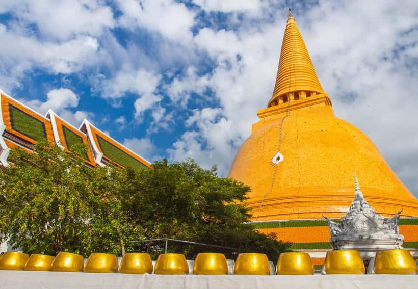 Bangkok: Floating Market, Phra Pathom Pagoda & Cafes Tour - Damnoen Saduak floating market: seeing Thailand from a longtail boat