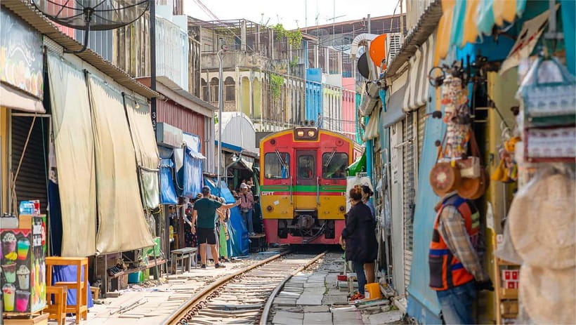 Bangkok: Floating Market, Phra Pathom Pagoda & Cafes Tour - After the markets: two cafes that actually fit the day