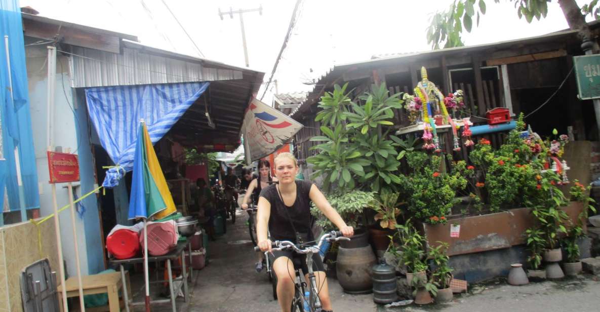 Bangkok Full-Day Bike Tour with Boat Transfer and Lunch - The fresh food market stop you’ll remember (produce + the live chaos)
