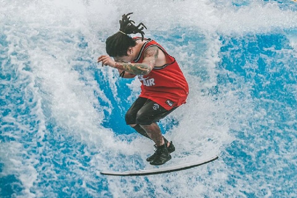 Bangkok: Fun Flow riding at Flow House Bangkok - Getting checked in: your ID and the waiver step