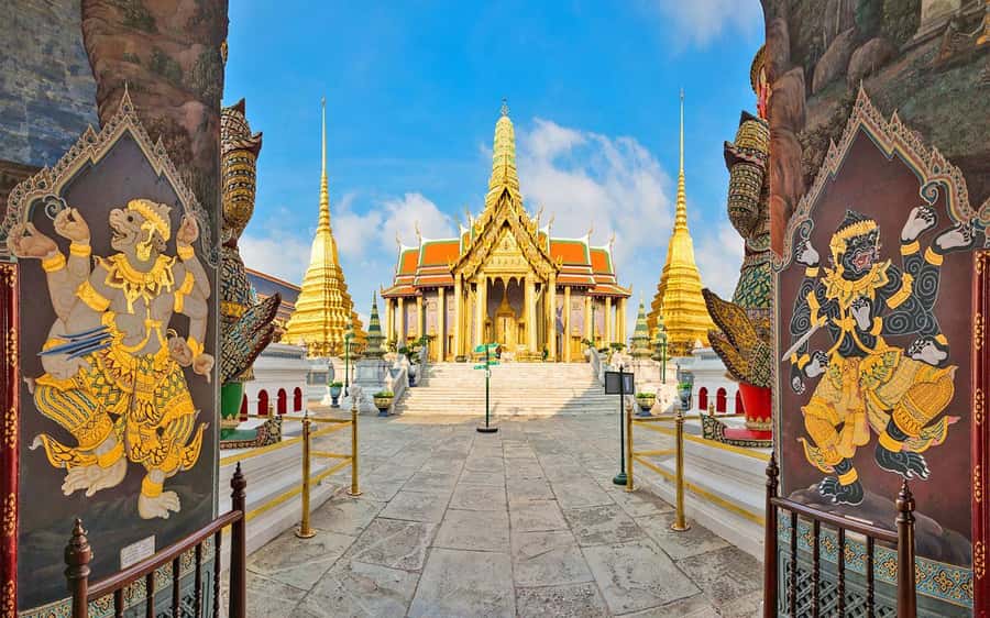 Bangkok: Grand Palace, Wat Arun & Giant Buddha Iconic Tour - Why this 3-temple Bangkok route works