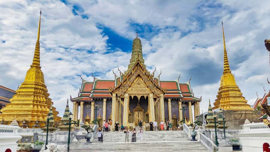 Bangkok: Grand Palace, Wat Arun & Giant Buddha Iconic Tour - Guide quality: the difference between a great day and a rushed one