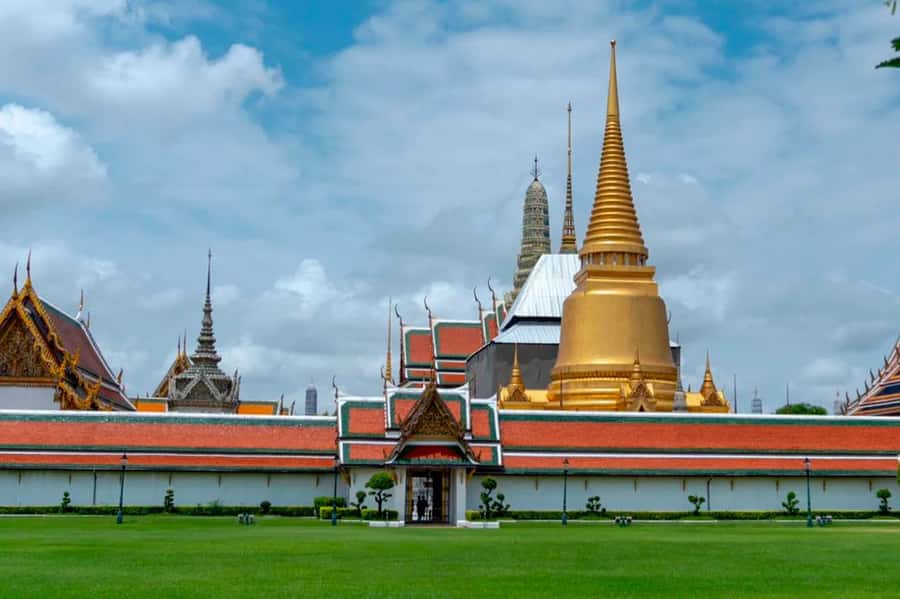 Bangkok: Grand Palace, Wat Arun & Giant Buddha Iconic Tour - The public ferry moment on the Chao Phraya