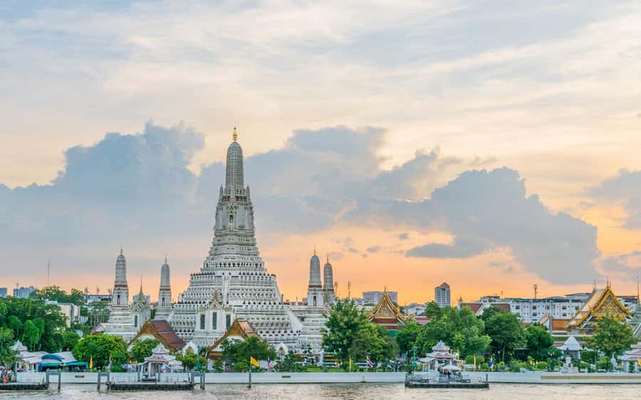 Bangkok: Grand Palace, Wat Arun & Giant Buddha Iconic Tour - The river cruise-style lunch: comfort plus a view