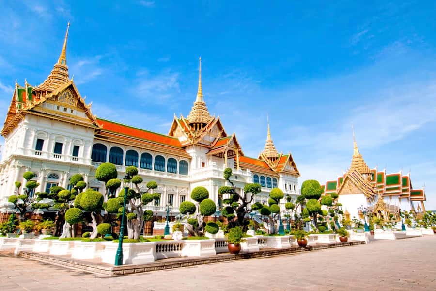 Bangkok: Grand Palace, Wat Arun & Giant Buddha Iconic Tour - Visitor center and bridge area: small pause, useful reset