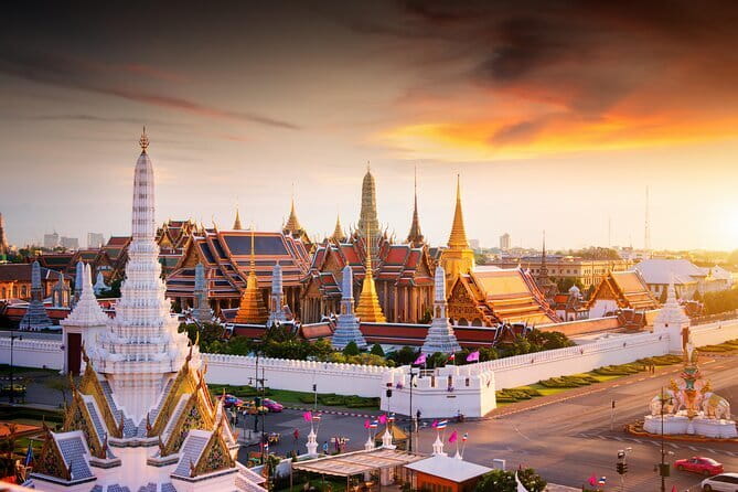 Bangkok: Grand Palace, Wat Pho and Chinatown Walking Tour - Chinatown first: street food energy with real context