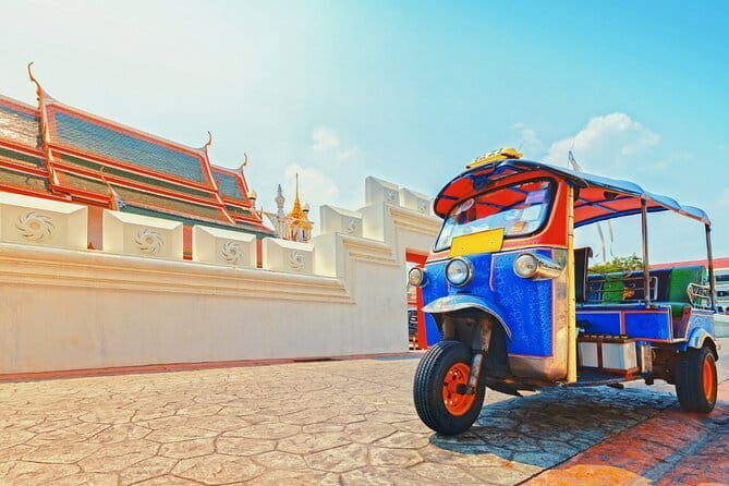 Bangkok: Grand Palace, Wat Pho and Chinatown Walking Tour - Guides and group style: why some days feel effortless