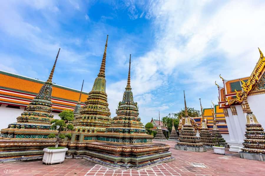 Bangkok: Grand Palace, Wat Pho, and Wat Arun Guided Tour - Grand Palace and Wat Phra Kaew: The Royal Complex That Teaches You How to Look