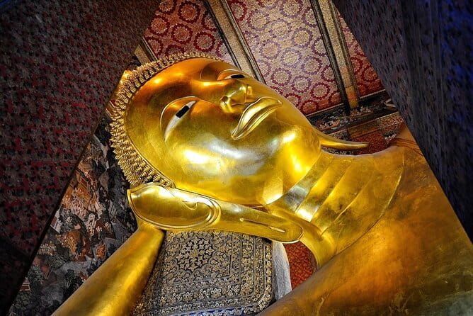 Bangkok: Grand Palace & Wat Pho Half-Day Japanese Tour - Wat Phra Kaew and the Grand Palace: dazzling color with real crowd pressure