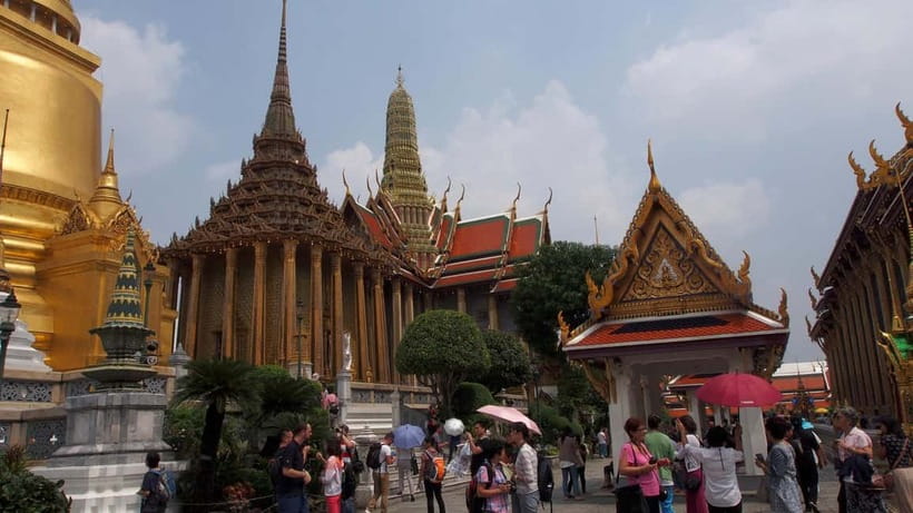 Bangkok: Grand Palace, Wat Pho, Wat Arun Sacred & Local Tour - Wat Pho’s Reclining Buddha: the calm courtyard contrast