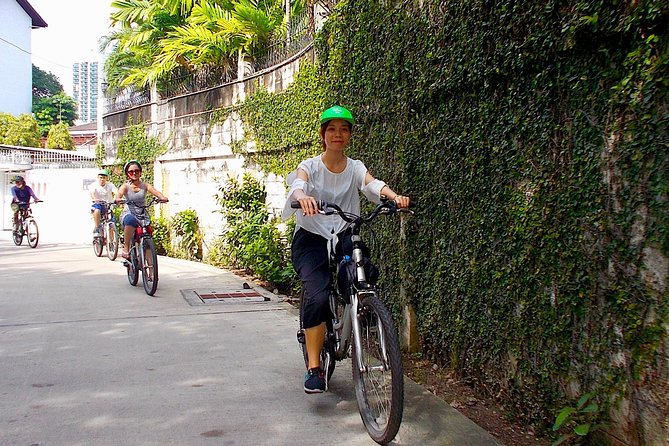 Bangkok Green Oasis 4-Hour Bike Tour with Boat Ride - Snacks, Soft Drinks, and the Local Food Moment