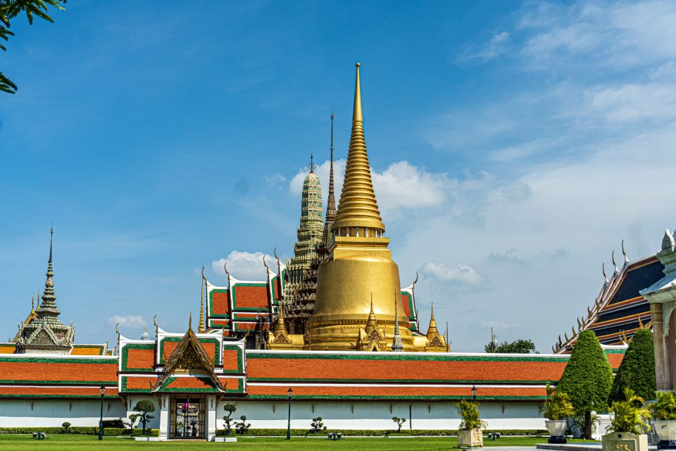 Bangkok: Half-Day Temple and Grand Palace Group Tour - Chinatown to Wat Pho: A short walk that changes the mood