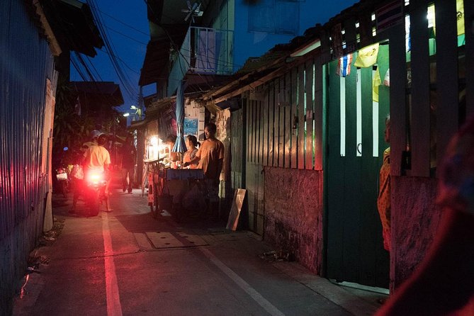 Bangkok Hidden Paths Night Biking Tour with Street-food Meal - What to wear for temple stops and night biking in Bangkok