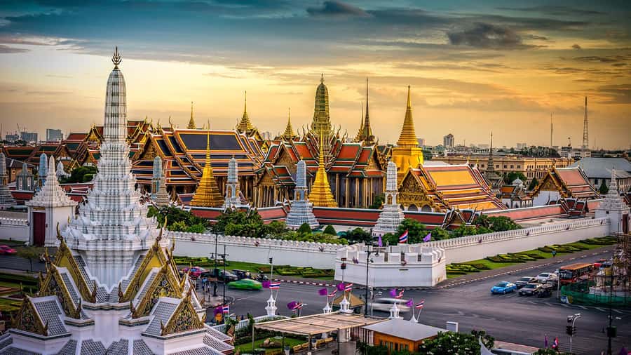 Bangkok Highlight Temple Private Tour - Wat Pho: Reclining Buddha, gold leaf, and the giants guarding the way