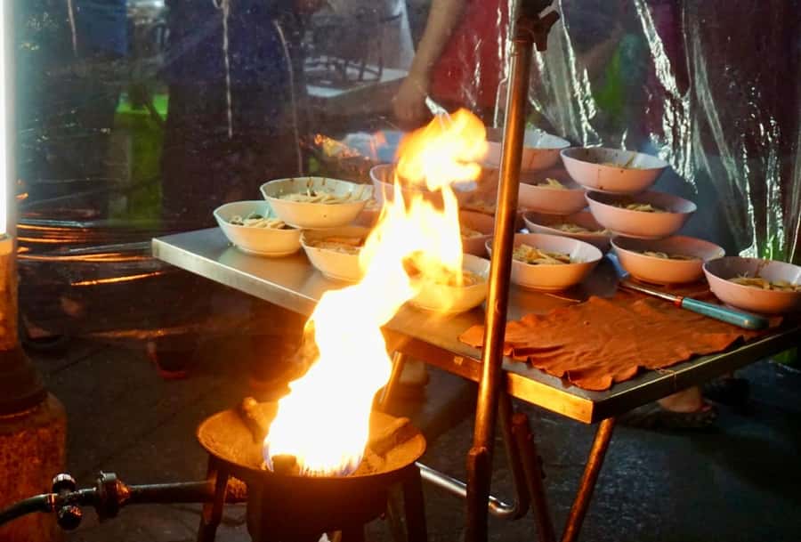 Bangkok: Highlights with Food Tour & Sunset in Wat Arun - Guides Annie and Koh: why their approach makes this tour feel worth it