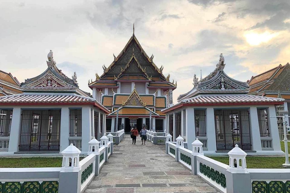 Bangkok: Historical Temples Tour & Hidden Bar at Sunset - The second river crossing and the sunset payoff