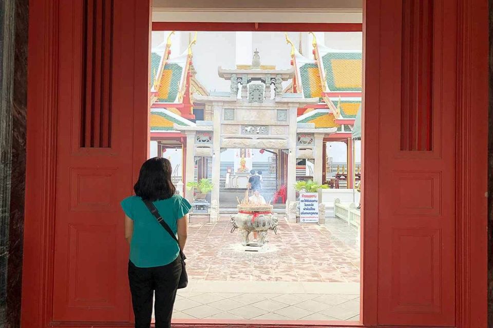 Bangkok: Historical Temples Tour & Hidden Bar at Sunset - What the guides actually do well (and why it matters)