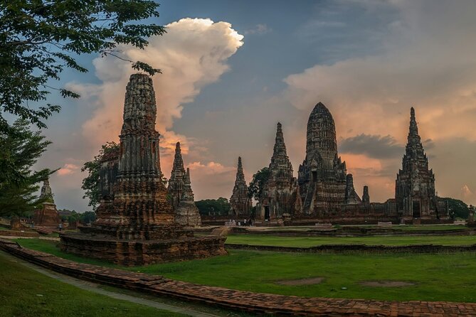 Bangkok Instagram Floating City Tour with Heritage Cruise - Wat Arun at its best: costume rental plus photo coaching