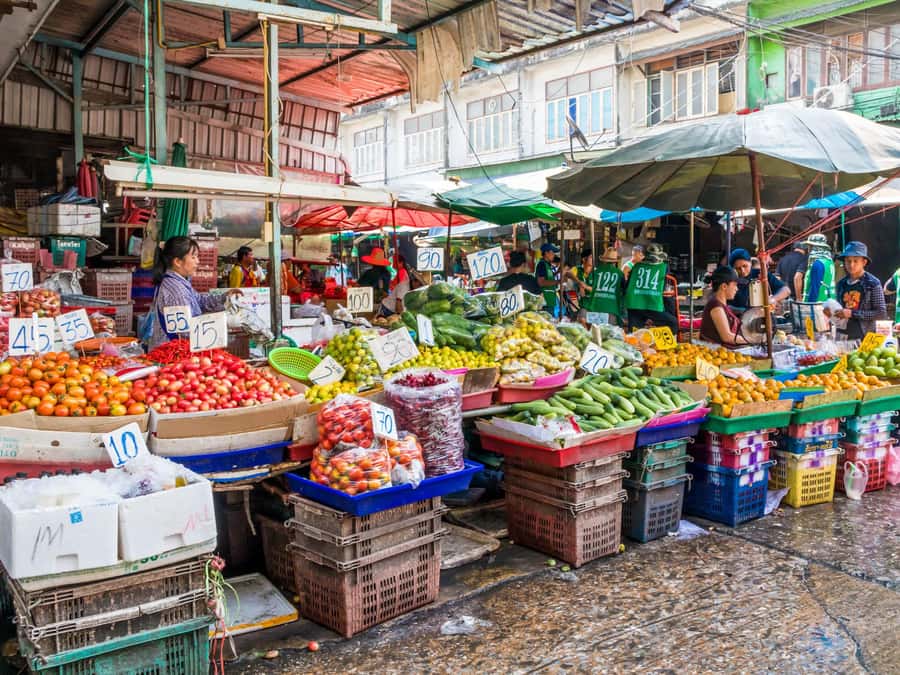 Bangkok: Khlong Toei Market & Bang Krachao Island Bike Tour - Wat Bang Krachao Nok and temple manners without stress