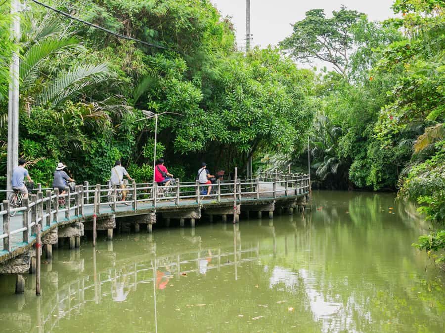 Bangkok: Khlong Toei Market & Bang Krachao Island Bike Tour - Lunch at a neighborhood Thai restaurant (and what to do if you’re picky)