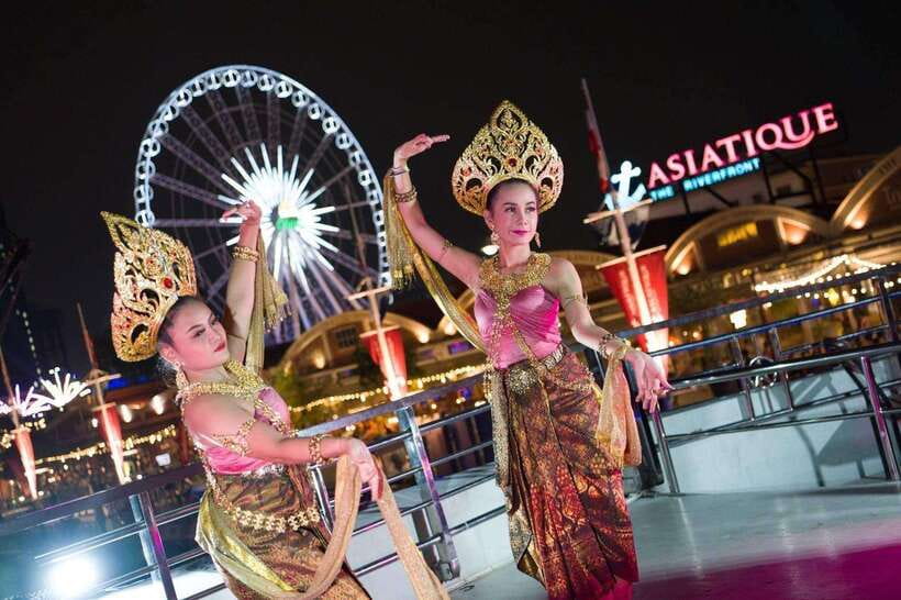 Bangkok: Luxury White Dinner Cruise Free Flow Beer and Wine - A 2-hour Luxury White night cruise that hits the highlights