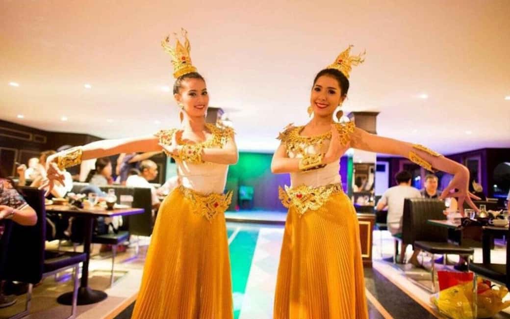 Bangkok: Luxury White Dinner Cruise with Live Entertainment - The buffet that actually matters: Thai and international seafood