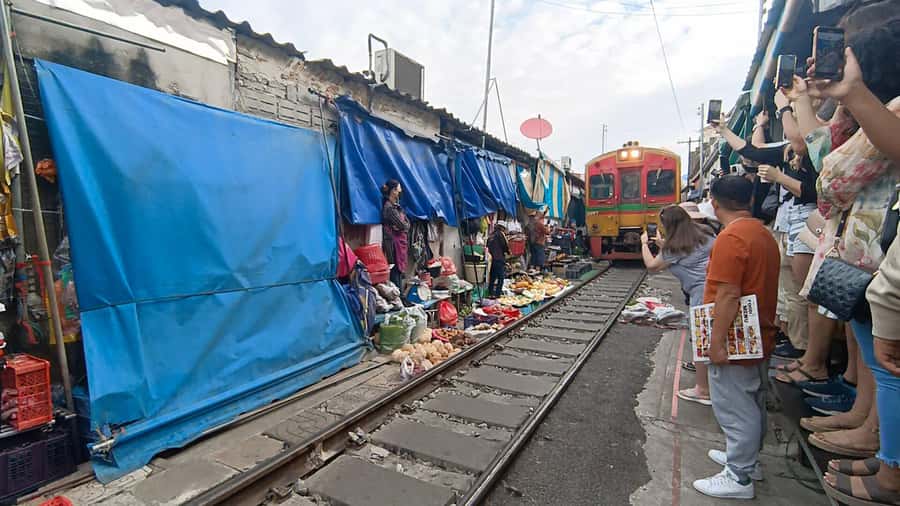 Bangkok: Maeklong Railway & Damnoen Saduak Floating Markets - Photo stop and wildlife viewing: a short reset