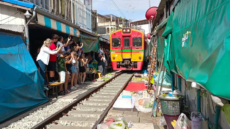 Bangkok: Maeklong Railway & Damnoen Saduak Floating Markets - Damnoen Saduak floating market: canals first, market second