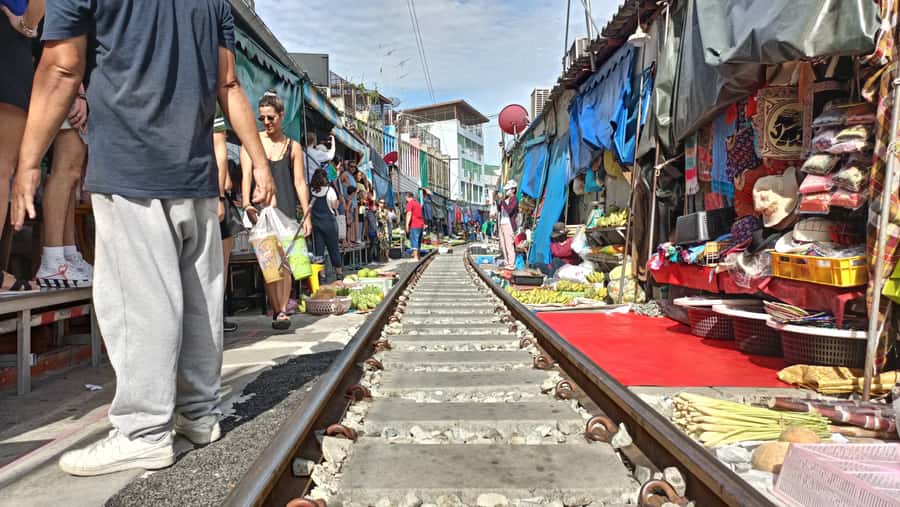 Bangkok: Maeklong Railway & Damnoen Saduak Floating Markets - Timing and the 8-to-9 hour reality