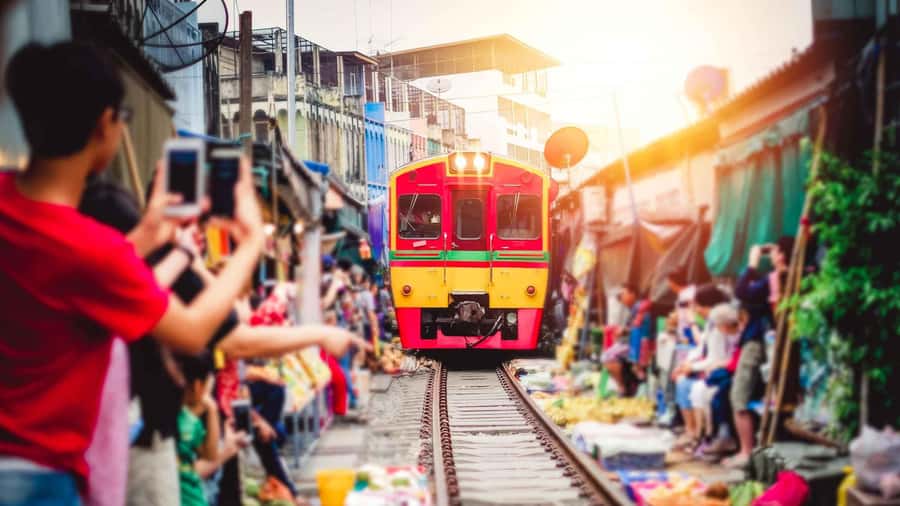 Bangkok: Maeklong Train Market & Amphawa Floating Market - Amphawa Floating Market: Canal Life and Longtail Boat Vendors