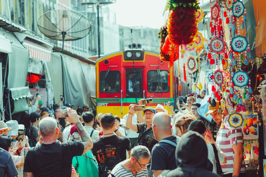 Bangkok: Maeklong Train Market & Floating Market Day Tour - Key things to know before you go