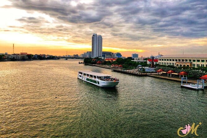 Bangkok Manohra Cruise Sunset Dining on Chao Phraya River - Two Thai Set Menus: Standard vs Premium (and What Might Suit You)
