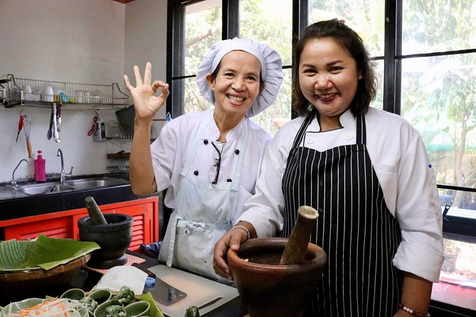 Bangkok Market Tour & Thai Cooking Class with Boat Ride with Aoy - Private vs. group: who this tour suits best