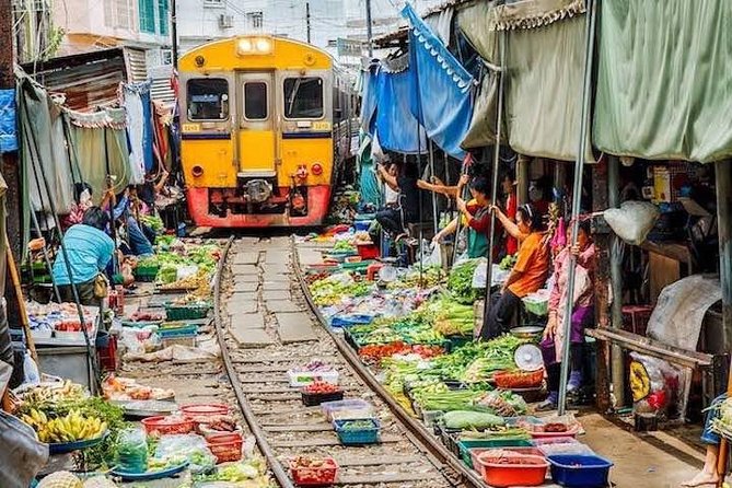 Bangkok Markets, Palaces and Temples Excursion - Mae Klong Railway Market: watching the stalls rise for the train
