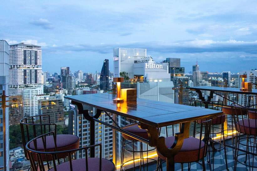 Bangkok: Mojjo Rooftop Lounge & Bar Food & Beverage Package - Staff service in a small-group setting