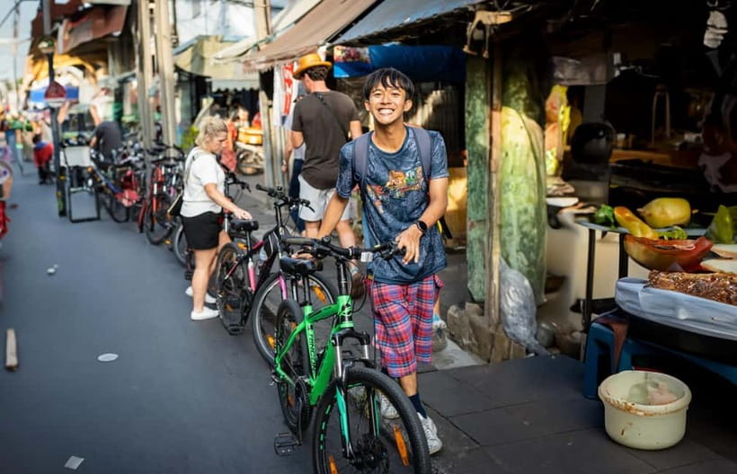 Bangkok: Must-Try Hidden Bike & Food Experience - Stop 1: a local restaurant for street food (and first big taste)