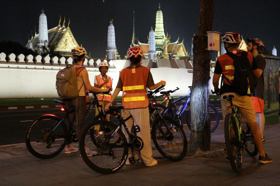 Bangkok: Night Bike Ride and Dinner at a Local Restaurant - Getting Started at 6 PM: Thonburi, bikes, and the easy safety briefing