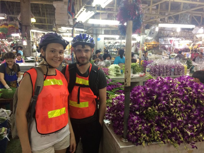 Bangkok: Night Bike Ride and Dinner at a Local Restaurant - Wat Arun at Night: Shimmering temple views and a ferry shortcut