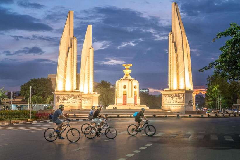 Bangkok: Night Bike Tour with Temples & Flower Market Visit - Riverside Temples in Thonburi: Wat Rakang and Wat Arun Area Lights