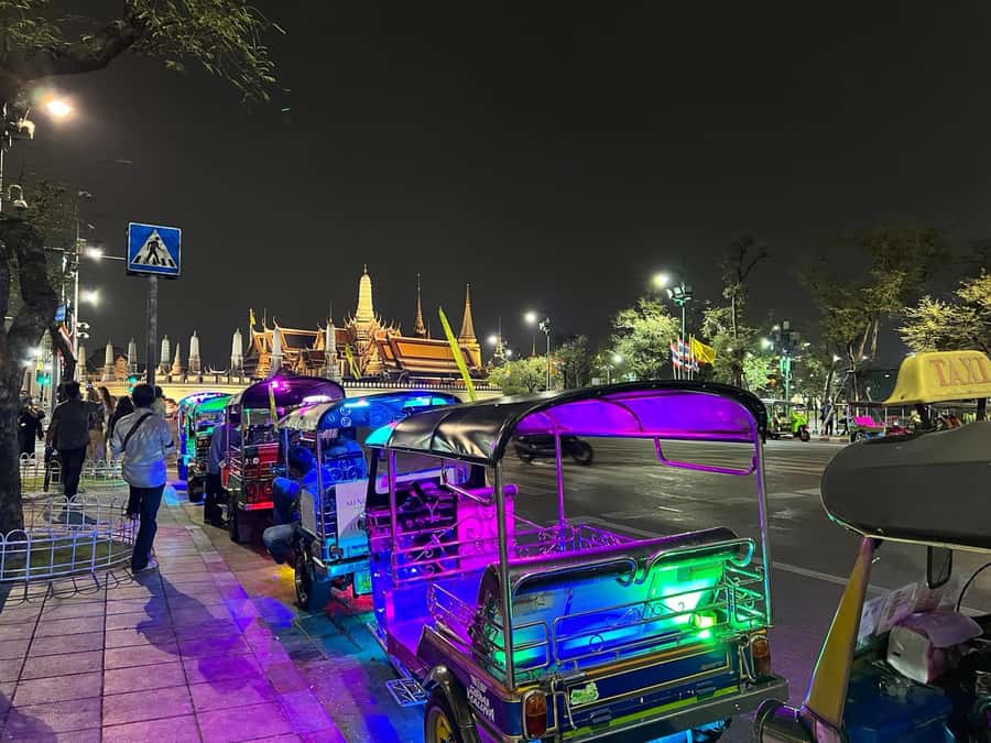 Bangkok Night Tour: Food, Temple & Tuk-Tuk - Dinner stop: what included meals are for