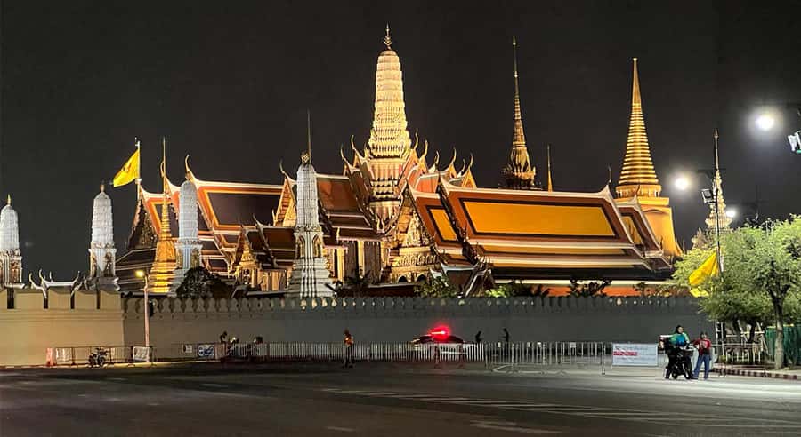 Bangkok Night Tour: Food, Temple & Tuk-Tuk - Chinatown after dark: neon lanes, sizzling plates, and dessert