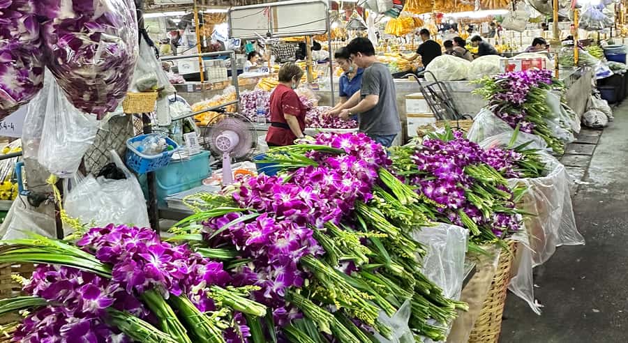 Bangkok Night Tour: Food, Temple & Tuk-Tuk - Guides make the difference: stories, patience, and photo help