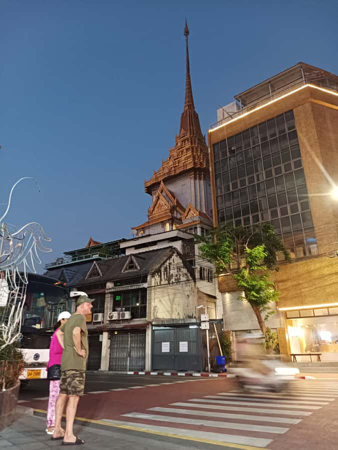 Bangkok Night Tuk Tuk: Private Tour of Markets & Landmarks - A river-temple pause: white stupa, gardens, and turtles