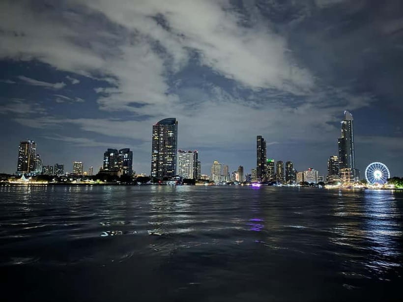 Bangkok: Opulence Luxury River Dinner Cruise - Buffet dinner on board: Thai flavors plus comfort-food choices