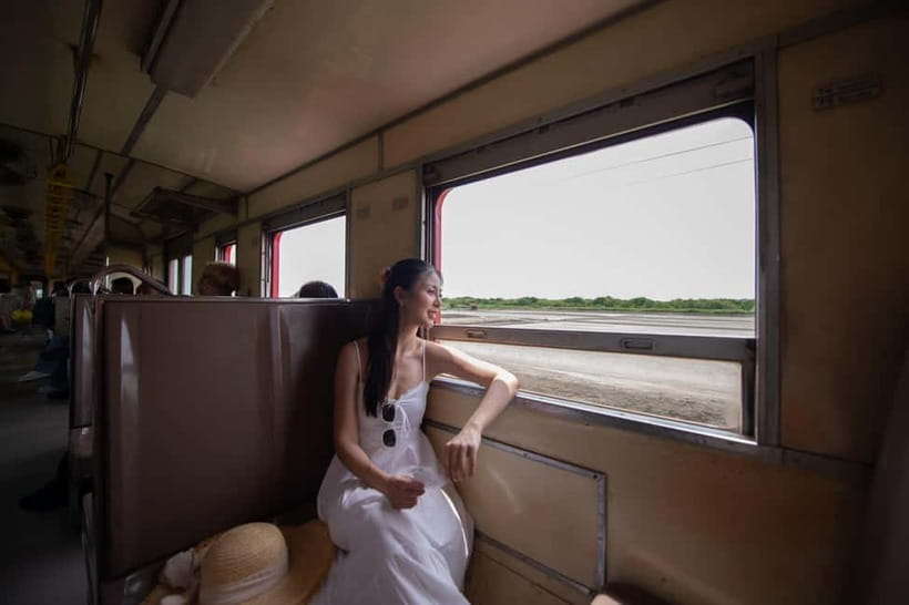 Bangkok: Premium Damnoen Saduak & Railway Market By Food Bus - Damnoen Saduak longtail boat: five canal spots in 80 minutes