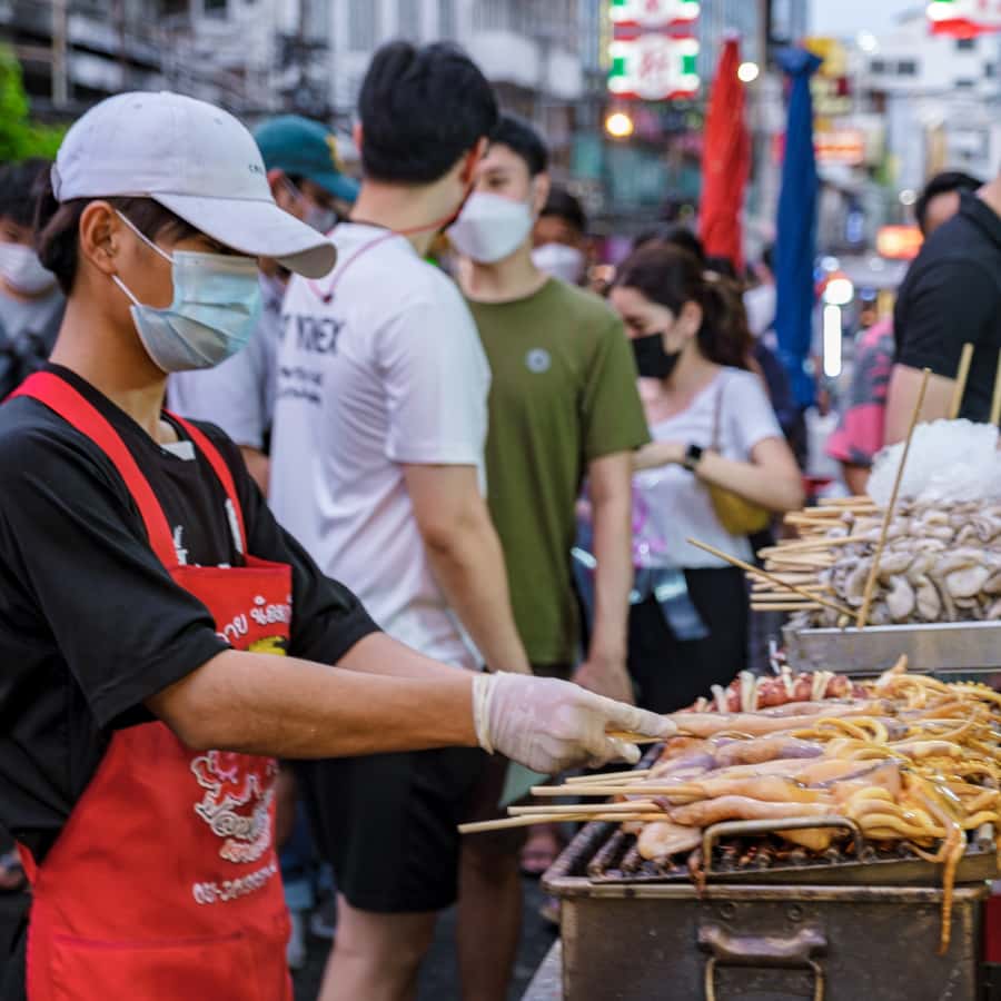Bangkok: Private Old Quarter, Night Street Market, Temples - Wat Traimit and Kuan Yim Shrine: Big Fame, Quick Calm