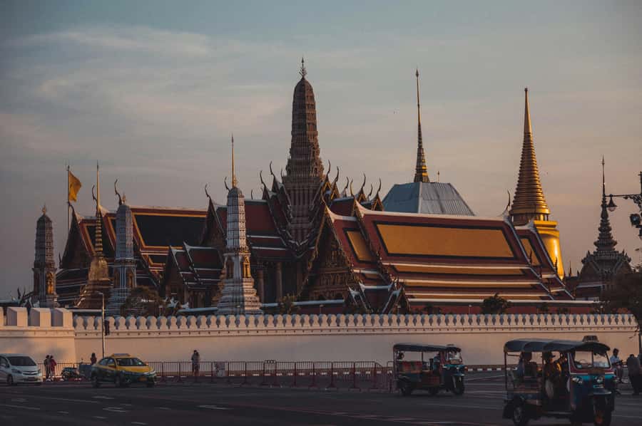 Bangkok: Private Wat Phra Kaew, Wat Pho & Wat Arun Tour - Wat Arun: The Chao Phraya Boat Ride and Porcelain Spires