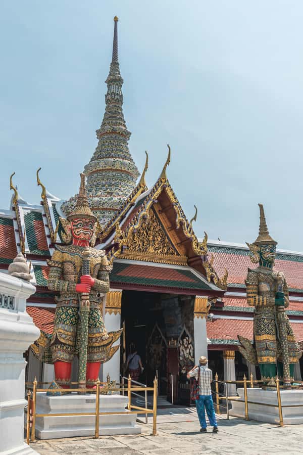 Bangkok: Private Wat Phra Kaew, Wat Pho & Wat Arun Tour - Grand Palace: Opulence and Temple Etiquette in the Same Step