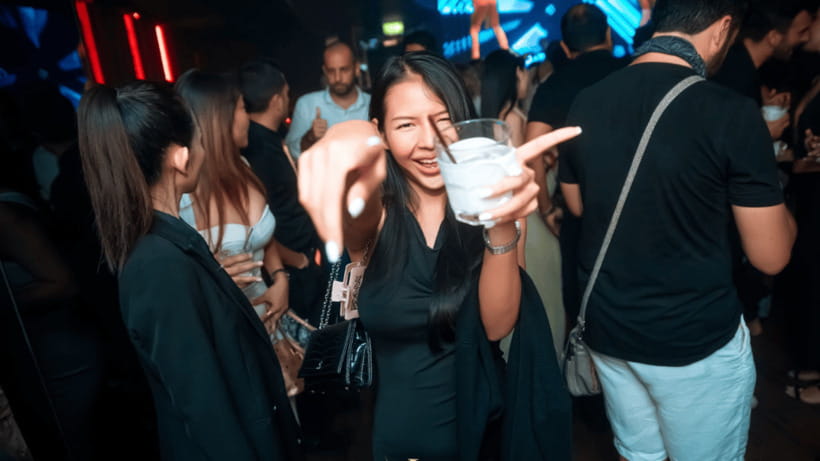 Bangkok: Pub Crawl - Optional Dinner with Strangers at Hemingway’s