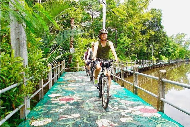 Bangkok: Railway & Damnoen Saduak Floating Market with Transfer - Sugar Palm Farm Stop: A Quick Lesson Behind Thai Palm Sugar